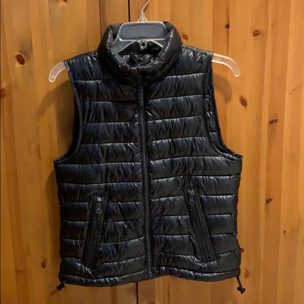 american eagle vest, worn very few times. 💐